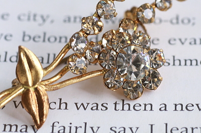 ラインストーンの花のブローチ　ヨーロッパ　アンティークストリュフ