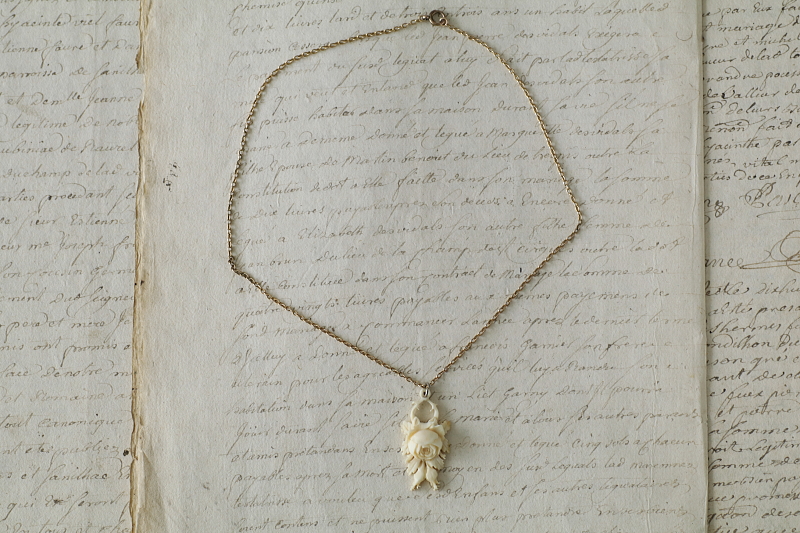 モスローズアイボリーペンダント　カーブドボーンブローチ　ヴィクトリアン　アンティークジュエリー　ヴィンテージアクセサリー　アンティークストリュフ