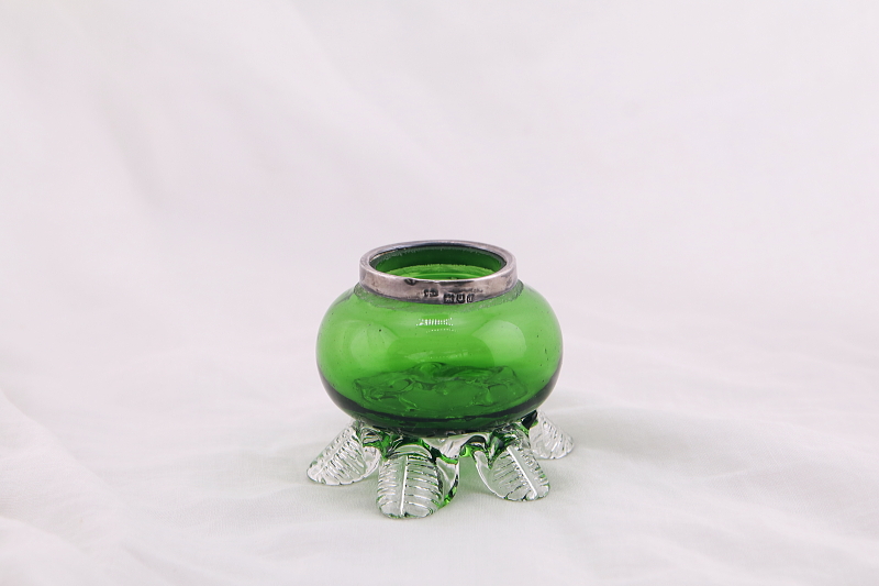 シルバーリムグリーングラスソルトディッシュ　ヴィクトリアン　イギリス　アンティークストリュフ