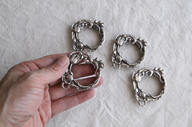 アールヌーヴォーの花のナプキンリング　ポピー　ヨーロッパ　アンティークストリュフ