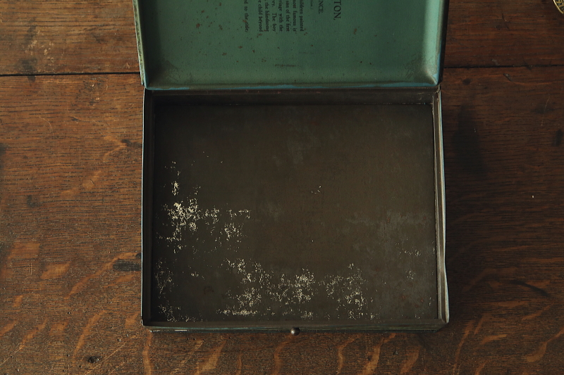 the red boyのビスケット缶　huntry and palmers イギリス　アンティークストリュフ