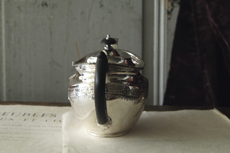 ハンドエングレーヴドシルバープレートティーポット　ヴィクトリアン　イギリス　アンティークストリュフ