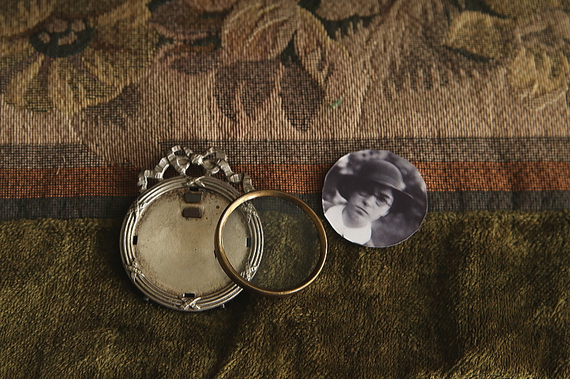 リボン飾りの小さなフォトスタンド　フランス　アンティークストリュフ