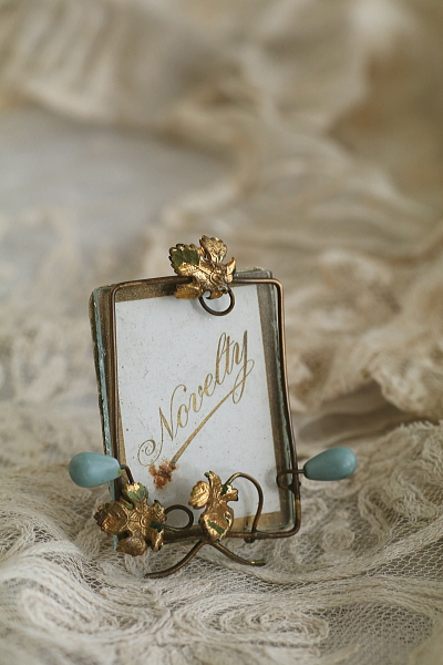 小さなスーベニールフォトスタンド　フランス アンティークストリュフ