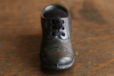 メタルシューズのピンクッション　イギリス　アンティークストリュフ