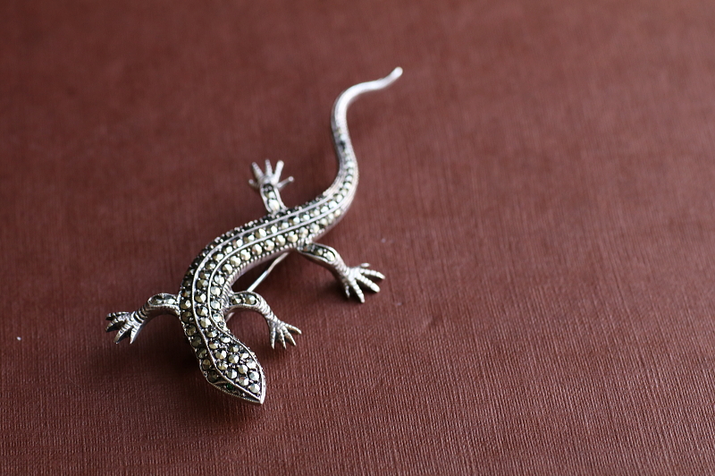 マーカサイトアンドシルバーリザードブローチ　グリーンアイズ　ヨーロッパ　アンティークストリュフ