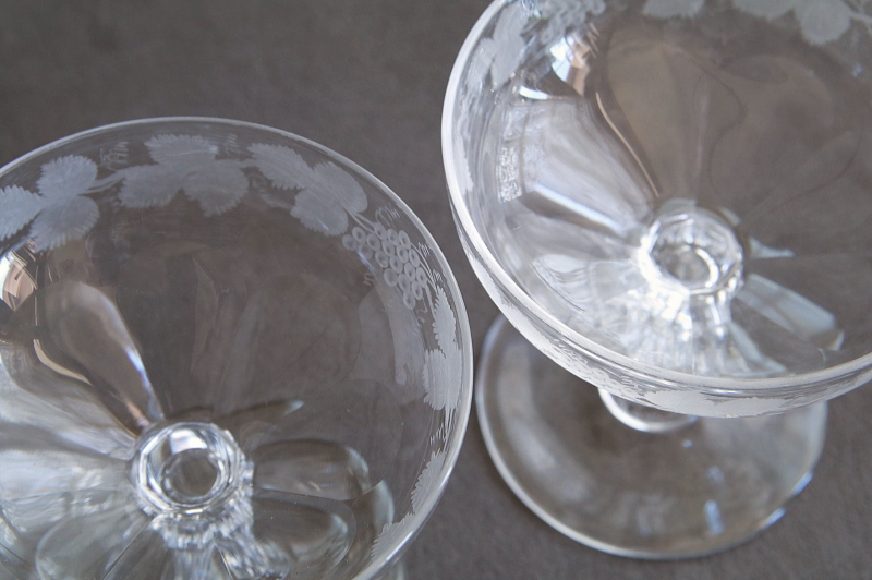 葡萄のエングレーヴィングシャンパンソーサー　イギリス　アンティークストリュフ