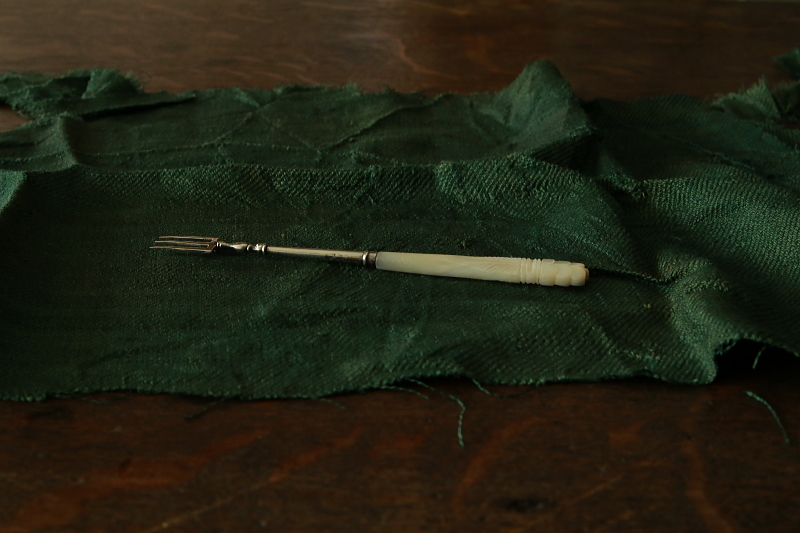 マザーオブパールハンドルのシルバーホーク　ブレッドフォーク　ミニフォーク　イギリス　アンティークストリュフ