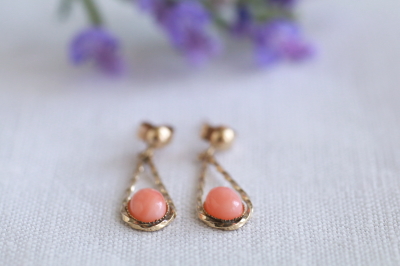 オーバルピンクコーラル　ゴールドピアス　イギリス　アンティークストリュフ