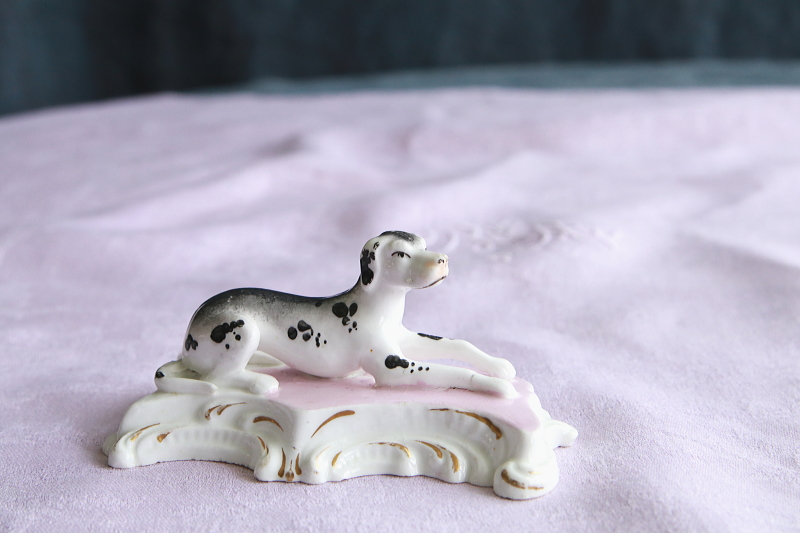 イングリッシュ・ポインターの着彩白磁像　ドイツ　アンティークストリュフ