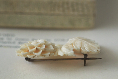 ダリアのアイボリーブローチ　象牙　ヨーロッパ　アンティークストリュフ