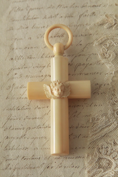 天使のゆりかごの十字架　象牙　アイボリー　フランス　アンティークス