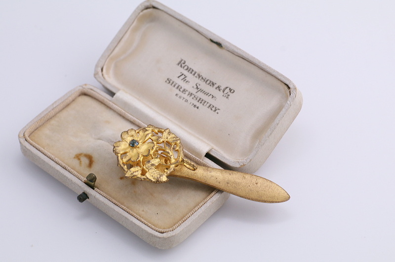 アールヌーボーの花シャトレーンフック　フランス　アンティークストリュフ