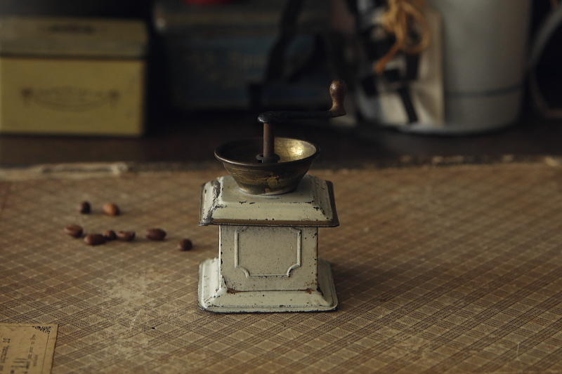 ブリキの箱型スパイスミル　フランス　アンティークストリュフ