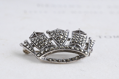 ネイバルクラウンのシルバーマーカサイトブローチ　イギリス　アンティークストリュフ