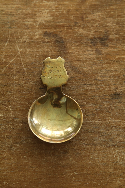 スーベニールブラスティーキャディースプーン　メイソンリー　イギリス　アンティークストリュフ