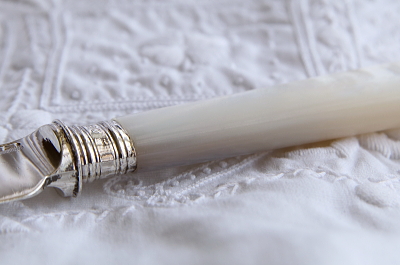 マザーオブパールハンドル　シルバーケーキナイフ　Isac Ellis & Sons アンティークストリュフ