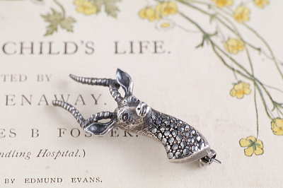 マーカサイトシルバーブローチ　インパラ　イギリス　フランス　ヨーロッパ　アンティークストリュフ