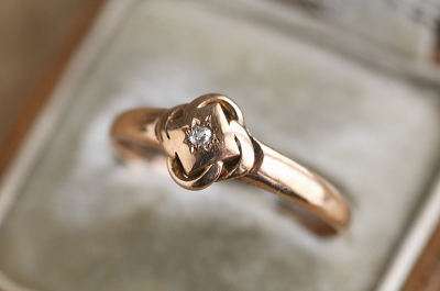 オールドヨーロピアンカット　シングルストーンゴールドリング　エンゲージ　イギリス　アンティークストリュフ