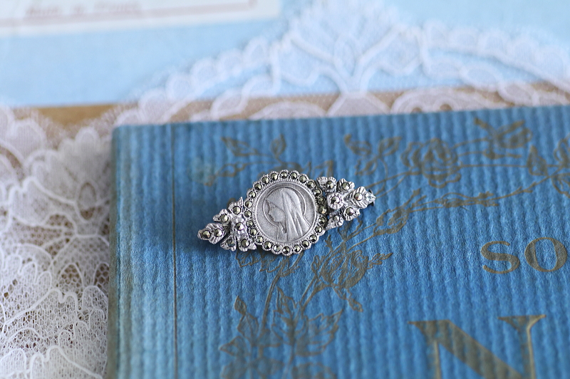 マリア様のシルバーマーカサイトブローチ　フランス　アンティークストリュフ