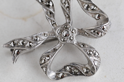 マーカサイト　リボンシルバーブローチ　フランス　アンティークストリュフ