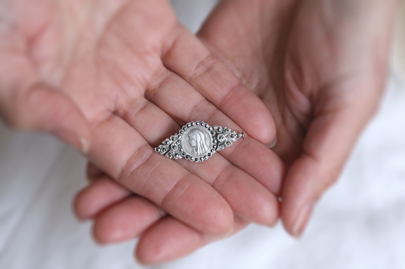 マリア様のシルバーマーカサイトブローチ　フランス　アンティークストリュフ