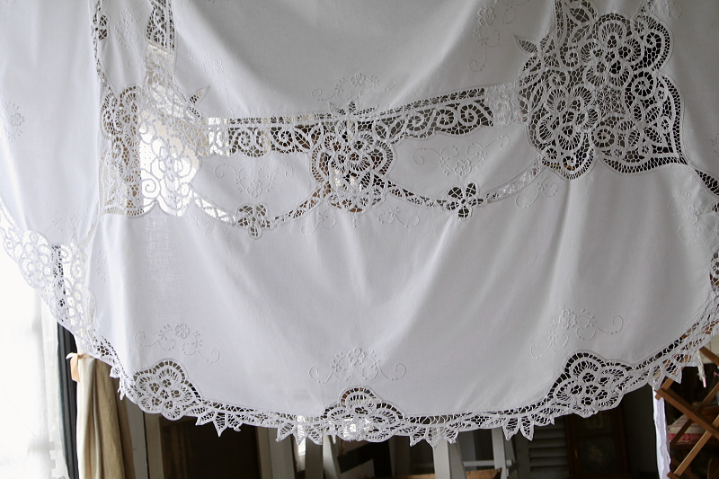バテンレースと花の刺繍　コットンノーバリテーブルクロス　イギリス　アンティークストリュフ