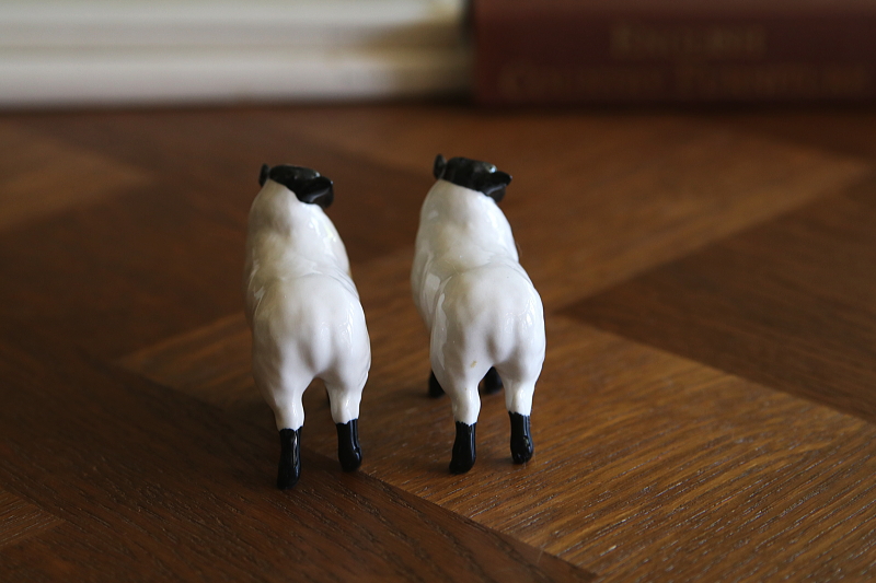 仔羊のフィギュリンペア　beswick pottery イギリス　アンティークストリュフ