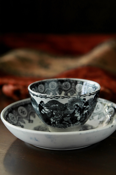 キリストのグリサイユ　ティーボウルアンドソーサー　ベルギー　Mouzin Lecat & Cie. Nimy　アンティークストリュフ