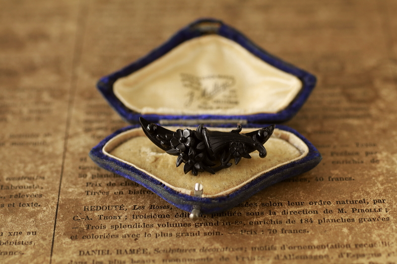 ヴィクトリアンヴォルカナイトブローチ　三日月　フラワーベース　イギリス　アンティークストリュフ