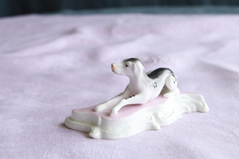 イングリッシュ・ポインターの着彩白磁像　ドイツ　アンティークストリュフ