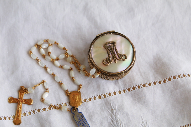 アヴェ・マリアのモノグラムロザリオケース　マザーオブパール　フランス　アンティークストリュフ