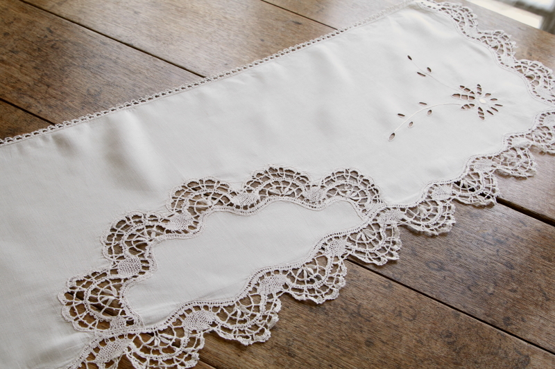 カットワークとボビンレースのリネン飾り　イギリス　アンティークストリュフ