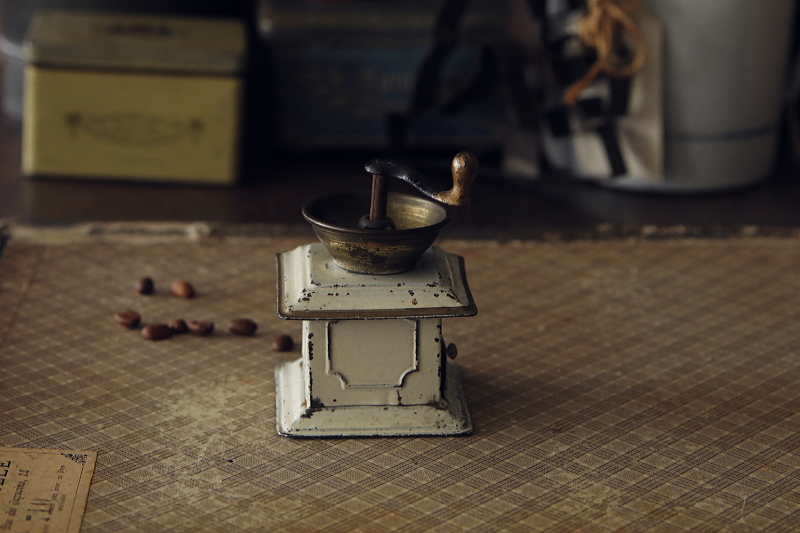 ブリキの箱型スパイスミル　フランス　アンティークストリュフ