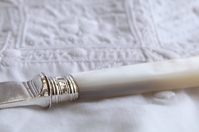 マザーオブパールハンドル　シルバーケーキナイフ　Isac Ellis & Sons アンティークストリュフ