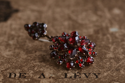 ボヘミアンガーネット　フラワードロップピアス　ボヘミア アンティークストリュフ