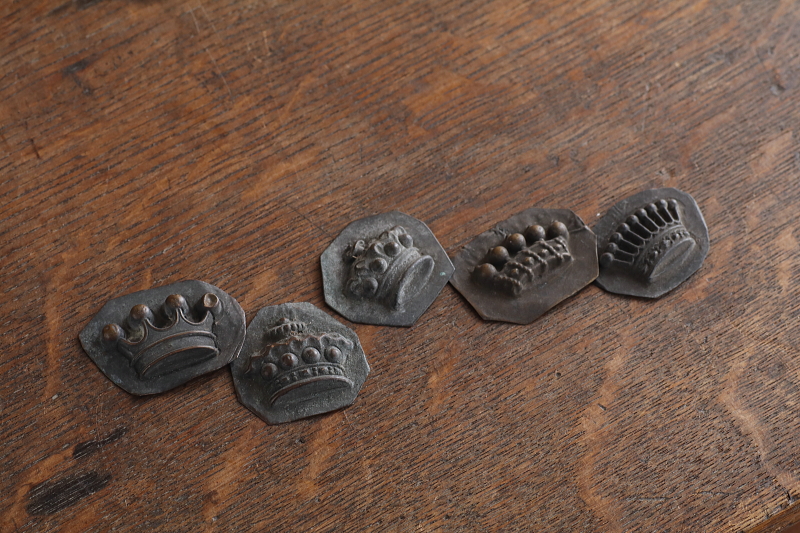 小さな王冠のブリキモールド　ヨーロッパ アンティークストリュフ