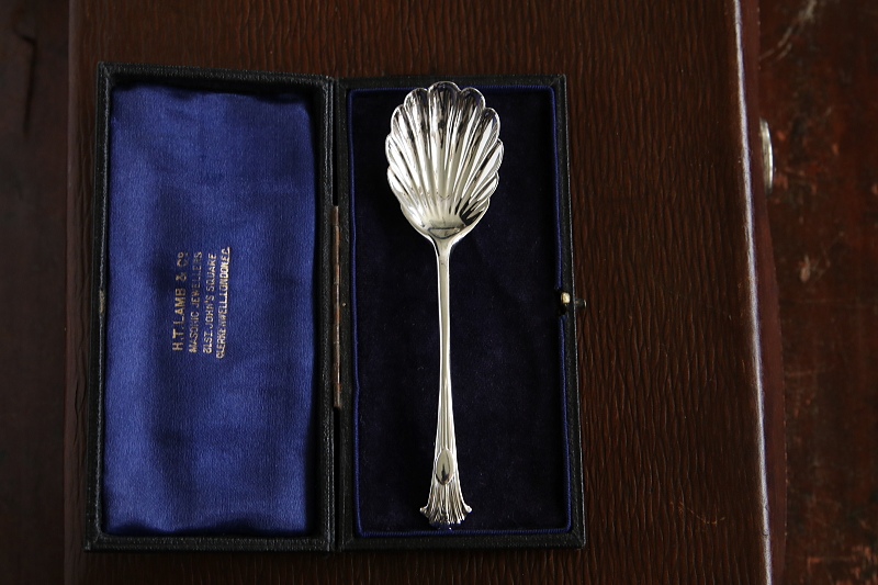 ヴィクトリアン　シェル型サービングスプーン　イギリス　アンティークストリュフ