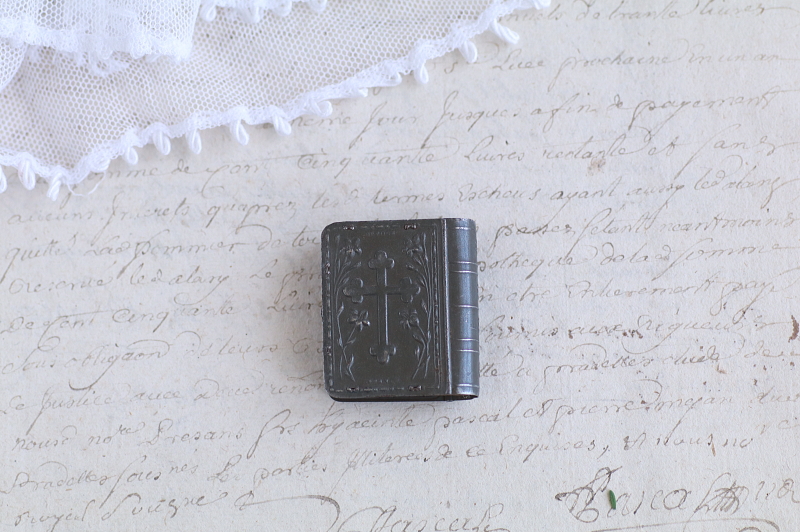 聖心の聖母聖書型ロザリオケース　ブリキ　フランス　アンティークストリュフ