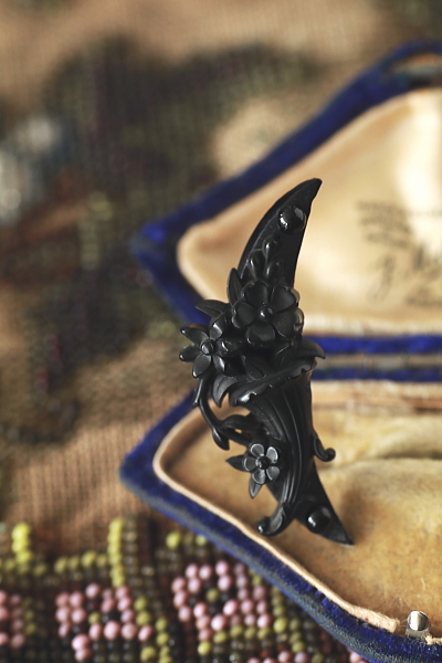 ヴィクトリアンヴォルカナイトブローチ　三日月　フラワーベース　イギリス　アンティークストリュフ 20250509