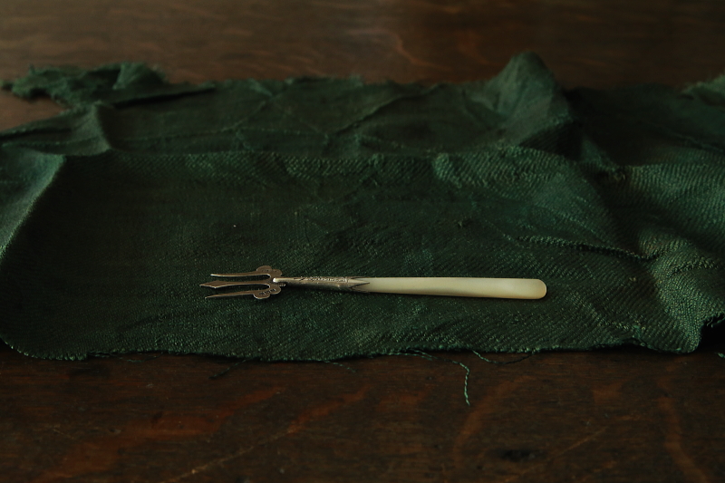 マザーオブパールハンドルのシルバーホーク　ブレッドフォーク　ミニフォーク　イギリス　アンティークストリュフ