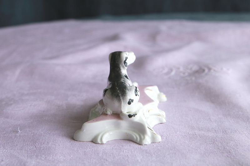 イングリッシュ・ポインターの着彩白磁像　ドイツ　アンティークストリュフ