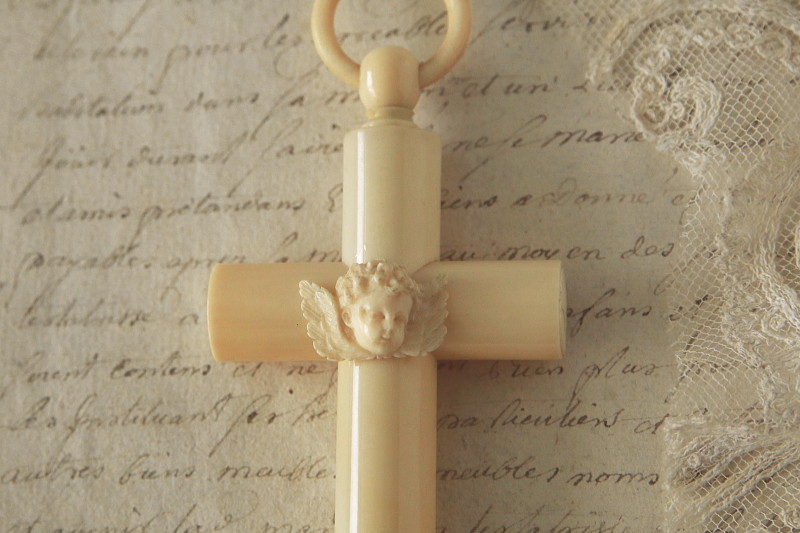 天使のゆりかごの十字架　象牙　アイボリー　フランス　アンティークス
