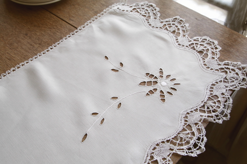 カットワークとボビンレースのリネン飾り　イギリス　アンティークストリュフ