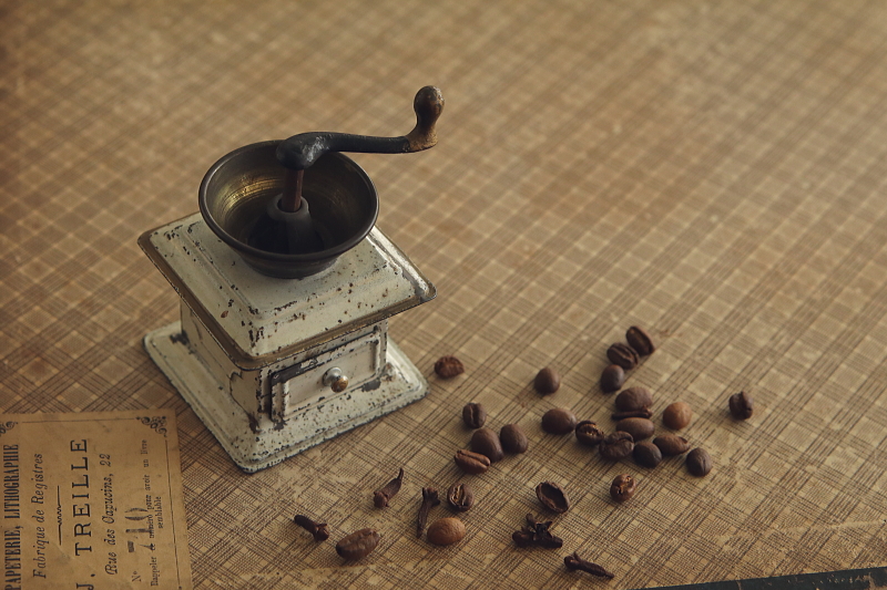 ブリキの箱型スパイスミル　フランス　アンティークストリュフ