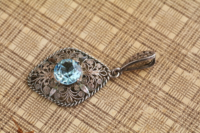 シルバーフィリグリー　ブルーグラスペンダント　ヨーロッパ アンティークストリュフ