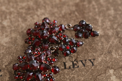 ボヘミアンガーネット　フラワードロップピアス　ボヘミア アンティークストリュフ