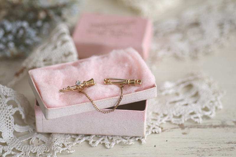 ホルンのカラーピンブローチ アンティークストリュフ 20251127