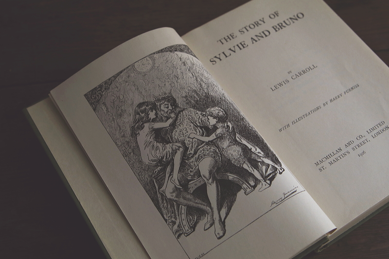 ルイス・キャロルの物語　シルヴィーとブルーノ　イギリス アンティークストリュフ