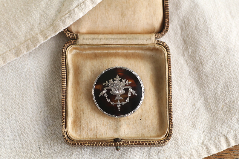 花籠とフェストゥーンのピクウェブローチ　イギリス アンティークストリュフ